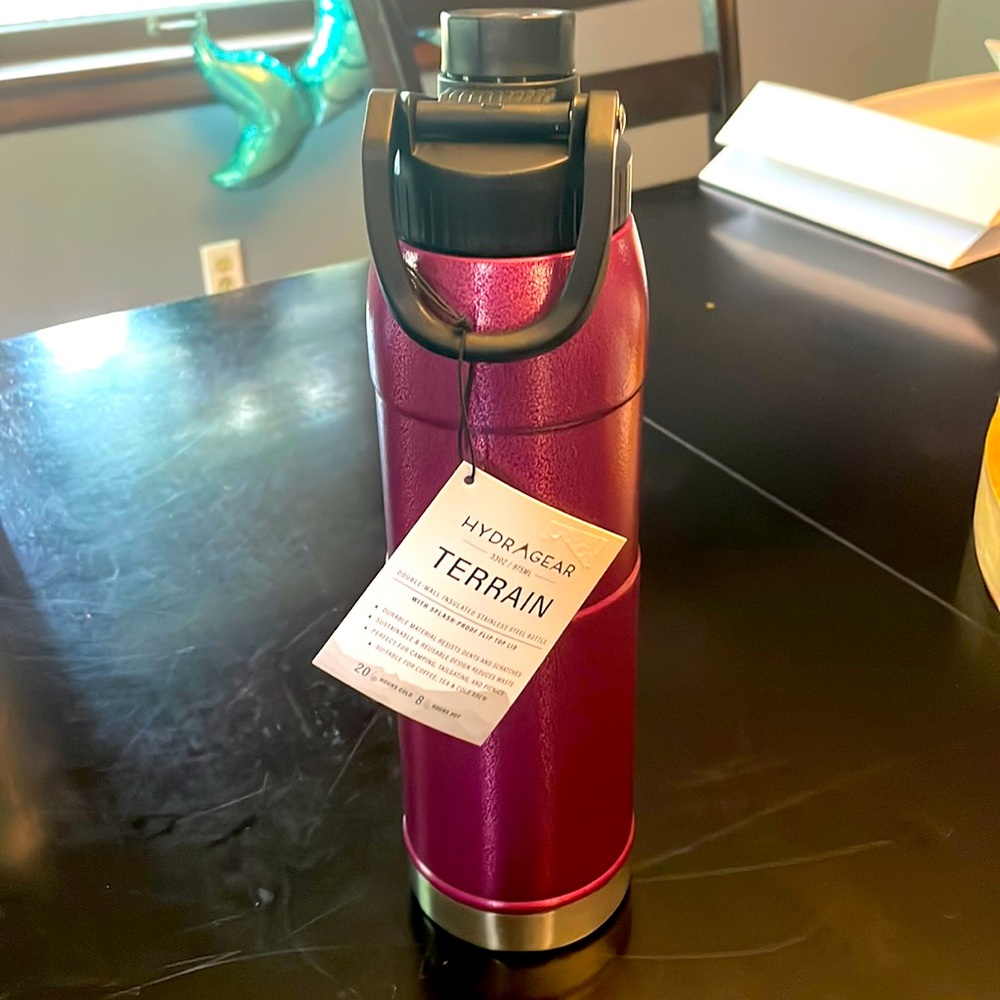🆕 Maroon HydraGear water bottle